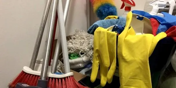 Treballadores de l’empresa Tempo denuncien l’impagament dels seus salaris a les portes de l’Ajuntament d’Altafulla