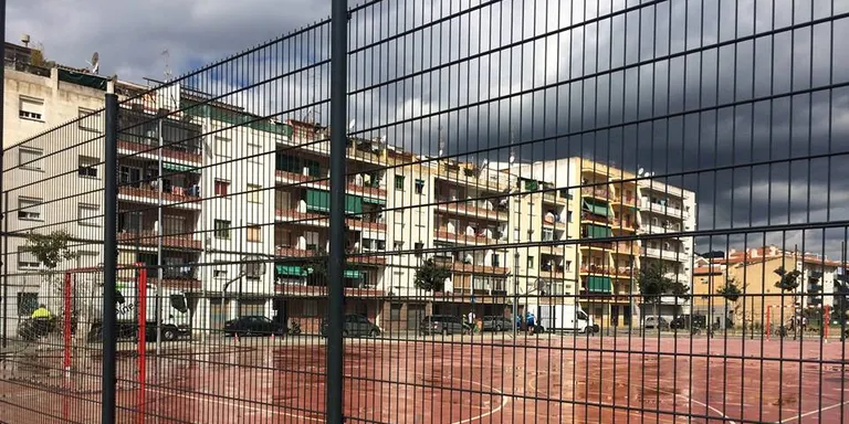 La pista poliesportiva del Carme ja té horari d'ús després de fer el tancament perimetral