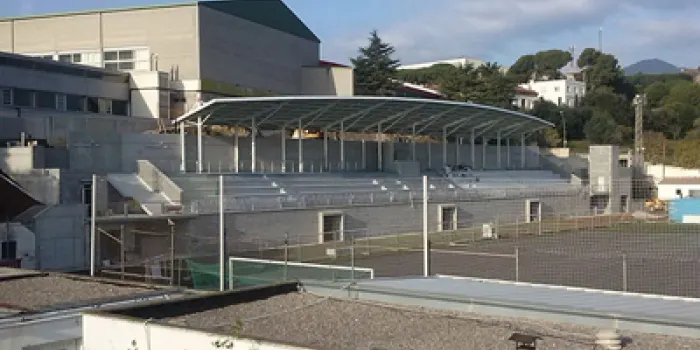 La finalització de les obres del camp de futbol continua 'sine die'
