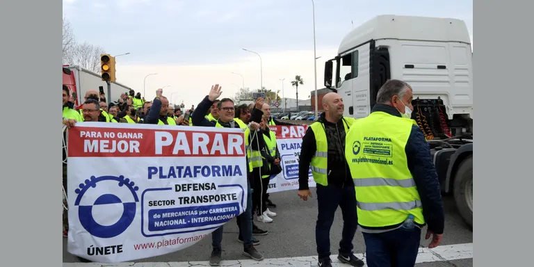 Els transportistes tallen la Ronda Litoral en una nova jornada de protestes contra l'augment del preu dels carburants