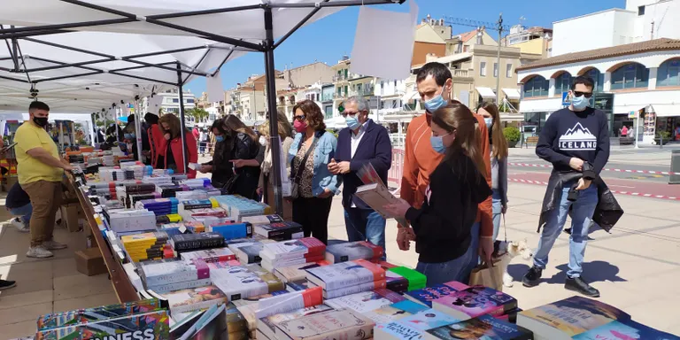Llibreters i floristes de Cambrils ja ho tenen tot preparat per celebrar un Sant Jordi sense restriccions