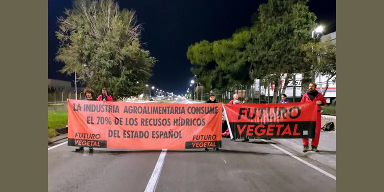 Un grup d'activistes talla de matinada l'accés dels productes càrnics a Mercabarna