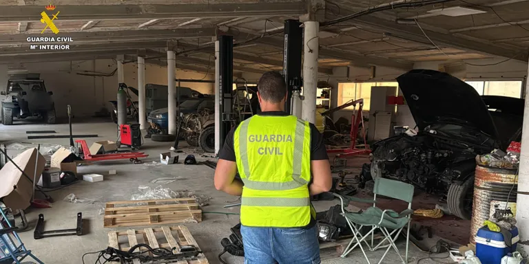 Denuncien un taller mecànic funcionant sense cap autorització en una granja abandonada del nucli de Jesús