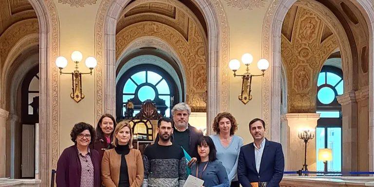 La millora de la connexió ferroviària entre Valls i Barcelona arriba al Parlament