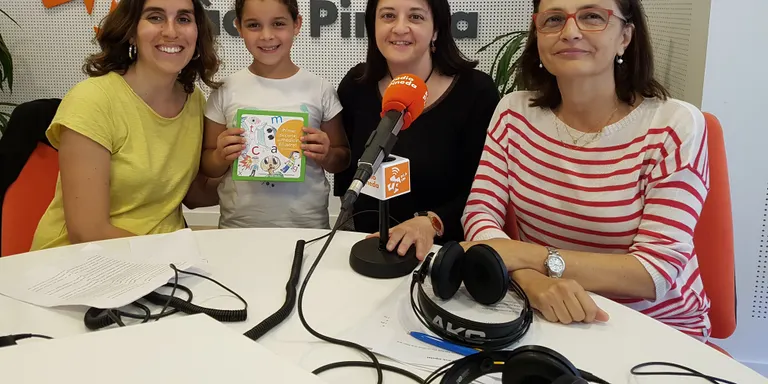 L'escola Sant Jordi i Rosa Estopà presenten a Ràdio Pineda el «Primer diccionari de medicina il·lustrat»