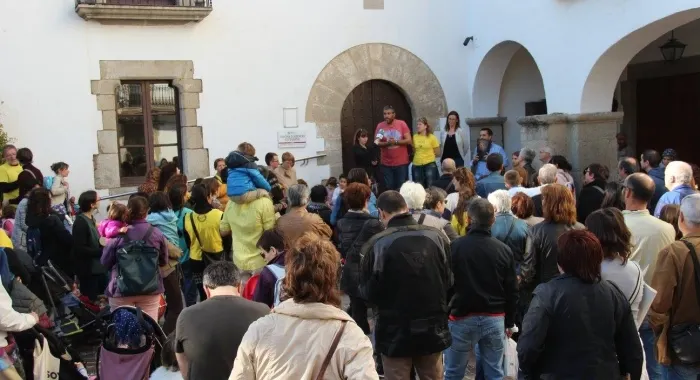 La comunitat educativa es va concentrar per rebutjar la possible supressió de la lÃnia a P3 al Ma