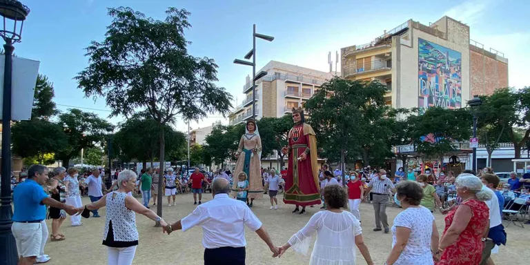 Les sardanes i el ball dels Gegants de Pineda tanquen la Festa Major Petita de Sant Joan marcada per la gran participació de públic