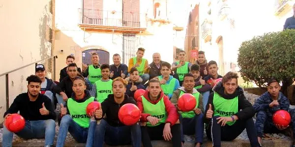 L’Ajuntament d’Altafulla obsequia als joves MENA amb 8 pilotes i 10 petos per a la pràctica del futbol a l’estadi municipal Joan Pijuan