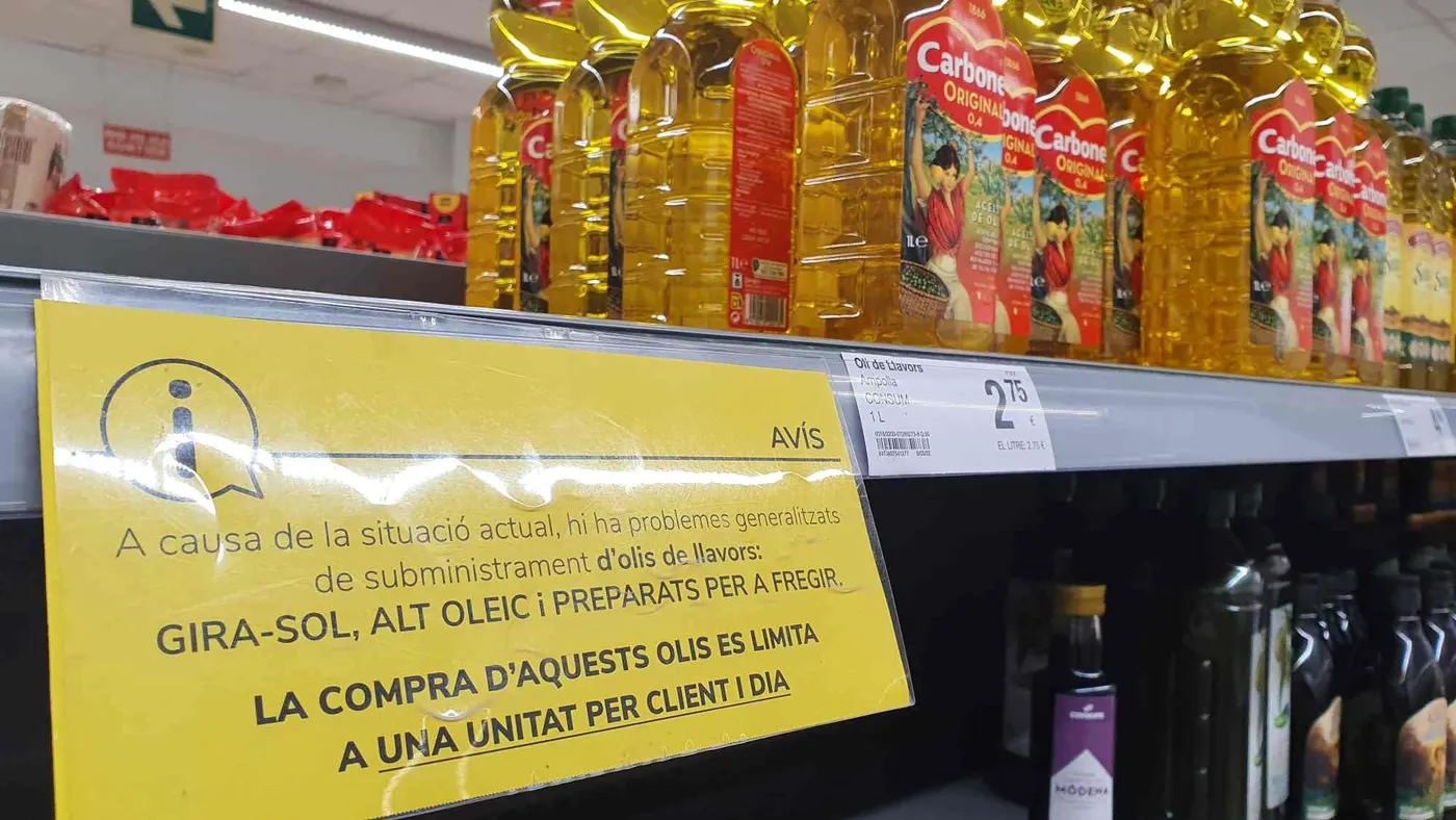 Els supermercats de Pineda també tenen rètols que indiquen que la venda d'oli de girasol és limitada