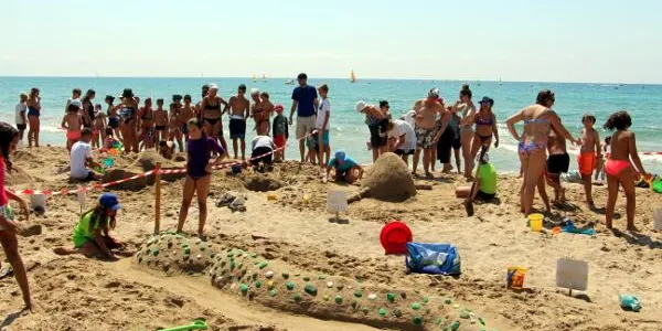 Divuit equips han participat en el Concurs de castells de sorra aquest divendres al matí