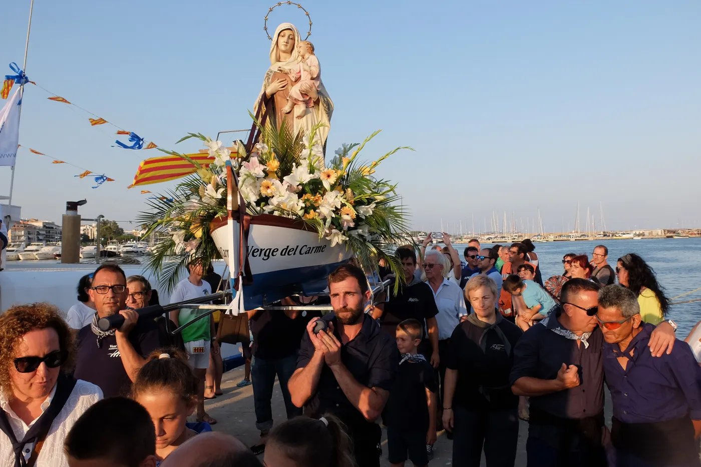 La festa de la Mare de Déu del Carme segueix amb la missa i les sardanes, però sense processó