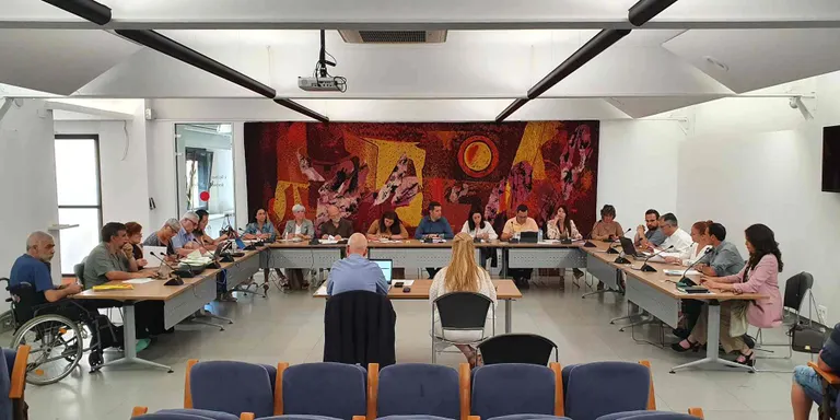 ERC-JxP qüestiona en el ple la celebració a Pineda del concurs de Miss Món Espanya i Mister Internacional