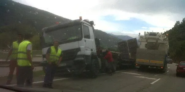 Un accident entre dos camions talla la C-14 al Pla de Sant Tirs