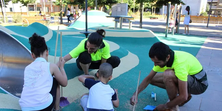 Educadors ambientals animen a cuidar la nova plaça de Joan Sansa