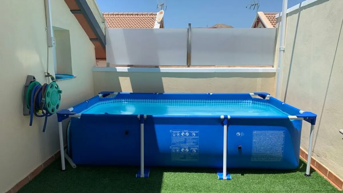 El COAATT alerta que instal·lar piscines desmuntables a terrasses pot comportar perills pel seu gran pes