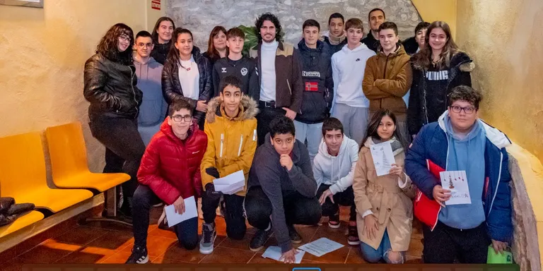 Els alumnes de l'Institut de Constantí graven felicitacions nadalenques a Constantí Ràdio.