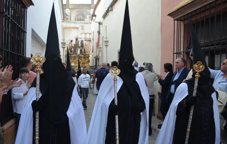 La hermandad de la Vera-Cruz y Beatriz Hurtado, en el estreno de ‘Semana Santa en la Campiña’