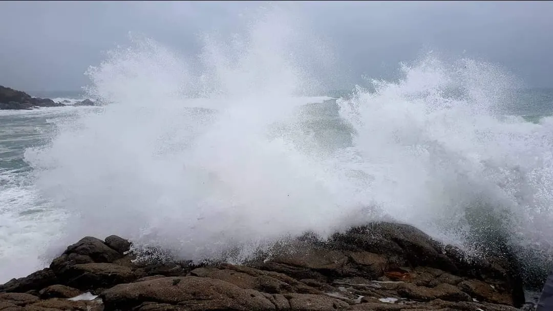 Núvols, pluges febles i mar alterada