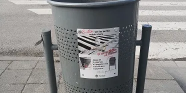 La Seu d'Urgell instal·la cartells informatius en 300 papereres perquè els fumadors no llencin les burilles a terra