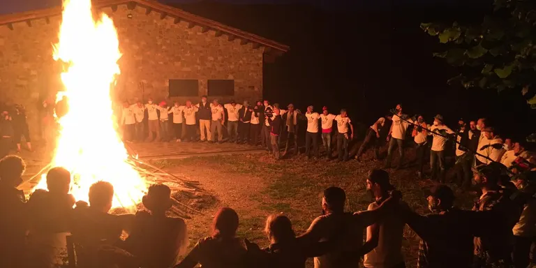 Alàs reviu la festa de les falles amb la participació de prop de mig centenar de persones a la baixada