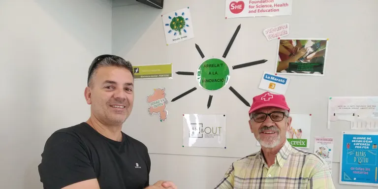 L'Escola Arrels fa un donatiu de 1.000 euros a Creu Roja Solsonès pel Rebost Solidari