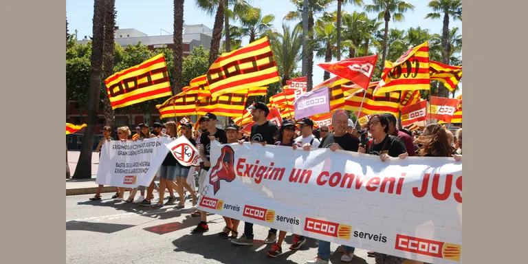 "L'hostaleria ja en té prou" - Manifestació per reclamar un nou conveni col·lectiu del sector serveis a Lloret de Mar