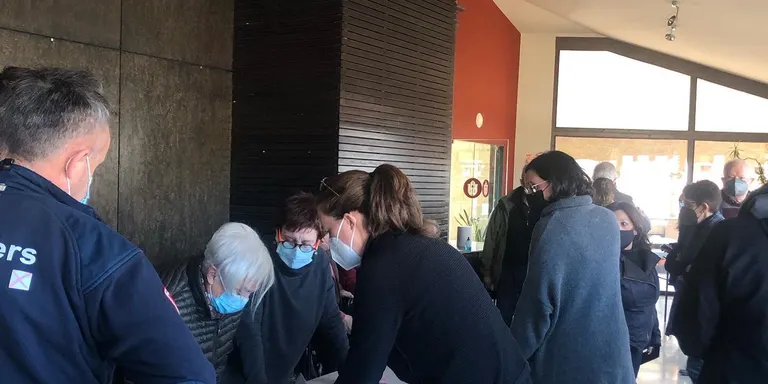 Els veïns afectats per l'incendi segueixen amb la incertesa sobre quan podran tornar a casa