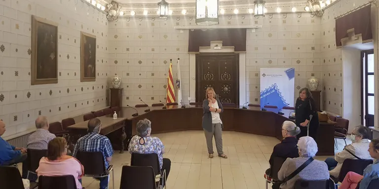 Participants de l'Escola de Salut de les Persones Grans visiten l'Ajuntament de la Seu d'Urgell