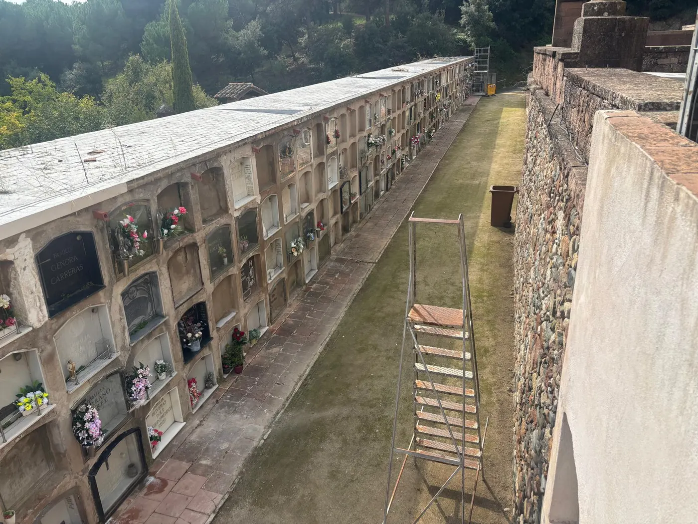 Ja avancen els treballs a les cobertes del cementiri de la Doma