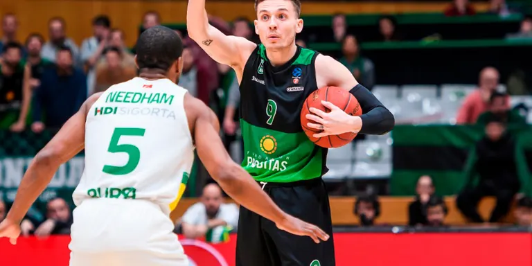 Victòria a l'últim segon de la Penya (83-82)
