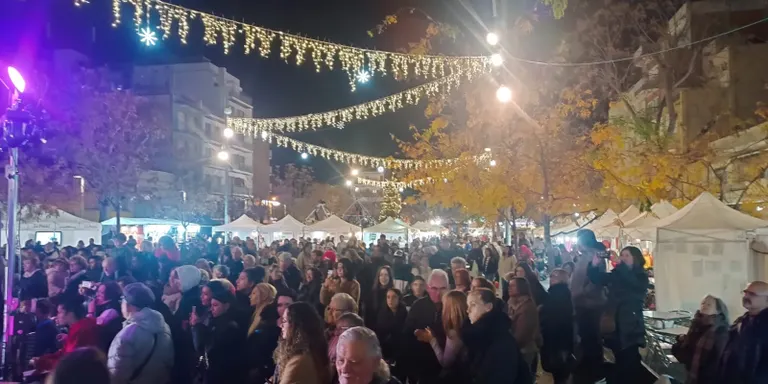 Molta gent a la Fira de Nadal de Pineda en l'arrencada de les festes nadalenques