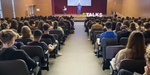 Més de 1.600 estudiants d’ESO i Batxillerat participen a les E-Talks de la URV per fomentar carreres científiques