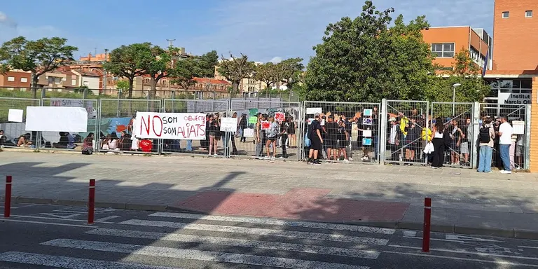 Tercer dia de mobilitzacions dels alumnes de 4t d’ESO de l’Institut Narcís Oller