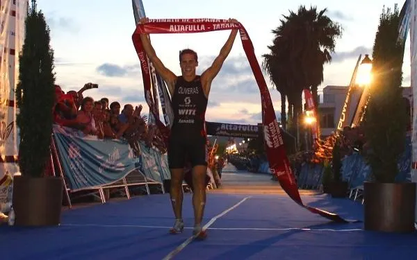 L’olotí Nan Oliveras venç a Altafulla i és el nou campió estatal de triatló olímpic en Elit Masculina