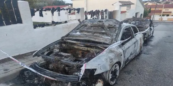 La Policia Local de Roda de Berà investiga l’incendi de dos vehicles