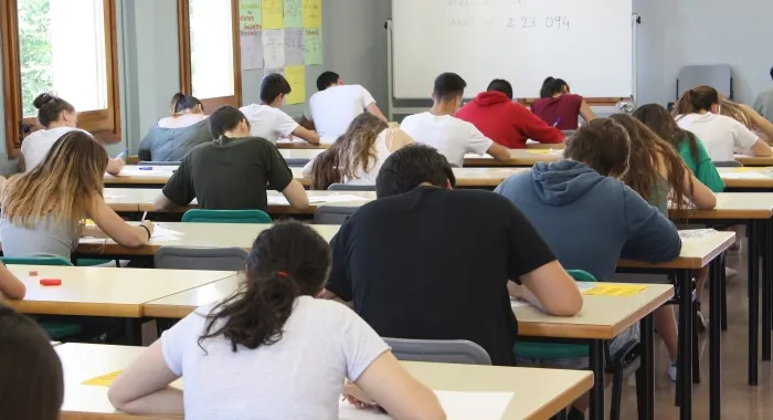 Alumnes fent la selectivitat a Canet