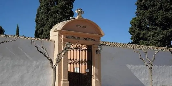 Torredembarra suspèn el ple extraordinari per debatre el reglament del cementiri
