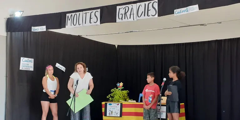 Els alumnes de 5è de l'escola El Calderí donen a Caldes Animal i l'Associació Contra el Càncer més de 200 euros, la major part recaptats amb la seva cooperativa escolar