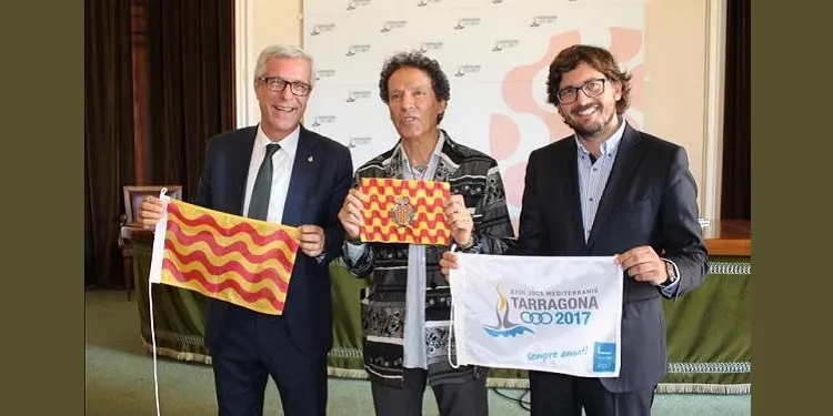 La bandera dels Jocs Mediterranis i la de Tarragona onejaran al Broad Peak