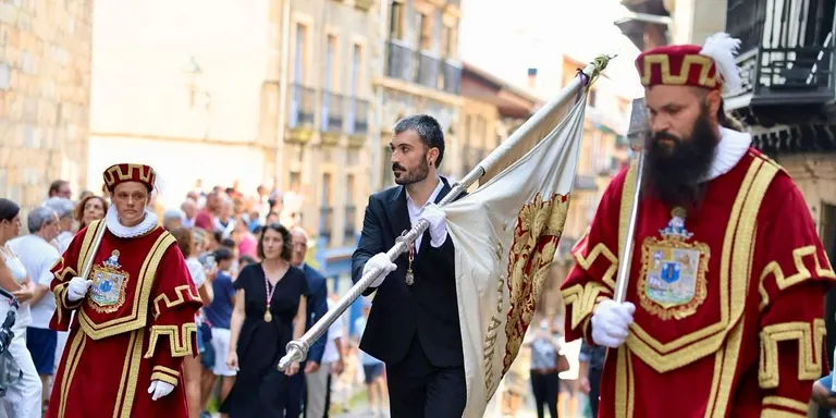 EL CONCEJAL AITZOL ARROYO TRASLADA LA BANDERA DE HONDARRIBA HASTA LA PARROQUIA