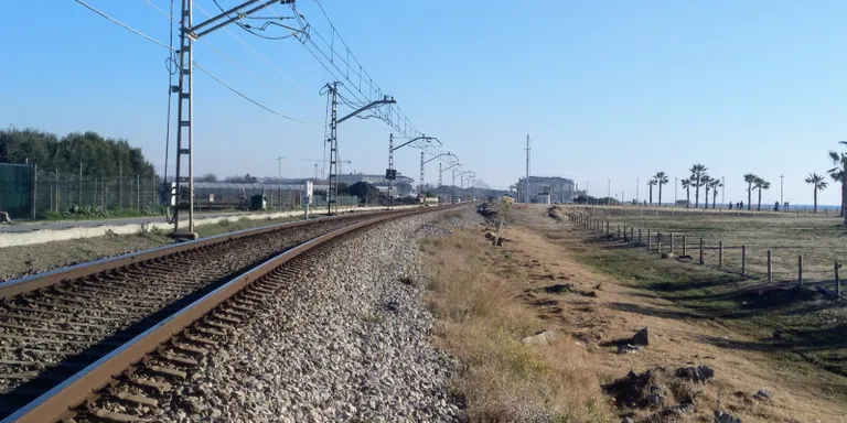 L'Enginyer de Forests Oriol Bassa diu que «és urgent fer un pla per treure la via del tren d'arran de mar»