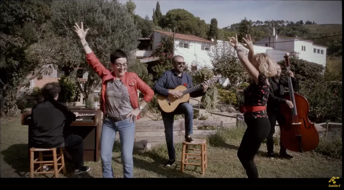 El cantautor solsoní Roger Mas publica avui el clip de la cançó "Amb la polla i amb l'ou", amb la participació de Carme Ruscalleda