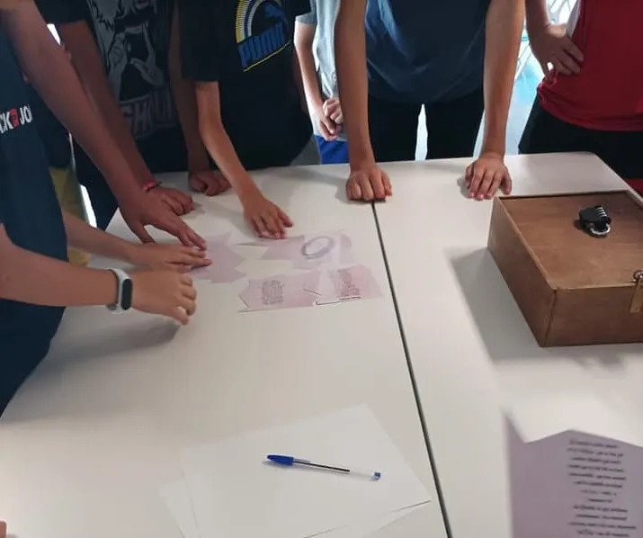 Una trentena de joves participen a l’Escape room Gabriel Ferrater organitzat per la Biblioteca de Cambrils  
