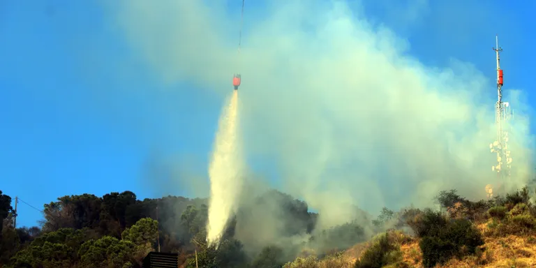 Els Bombers ataquen dos punts de l'incendi de Martorell i Castellví per evitar que arribin a una zona de barrancs