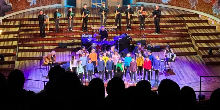 Alumnat de la Robert Gerhard acompanya a Carlos Núñez en un concert al Palau de la Música