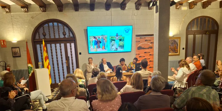 Joanna Kamaso rep l'almorratxa com a Arenyenca del 2024 en una Sala Noble del Calisay plena de gom a gom