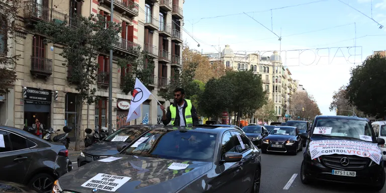 Les VTC es manifesten a Barcelona per denunciar que la nova llei que prepara el Govern posa en risc 3.000 treballadors
