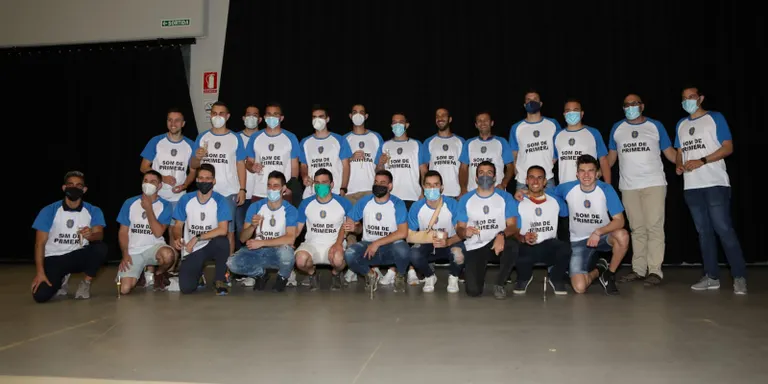 El sènior A del Club Futbol Solsona celebra el seu ascens a Primera Catalana a la Sala Polivalent
