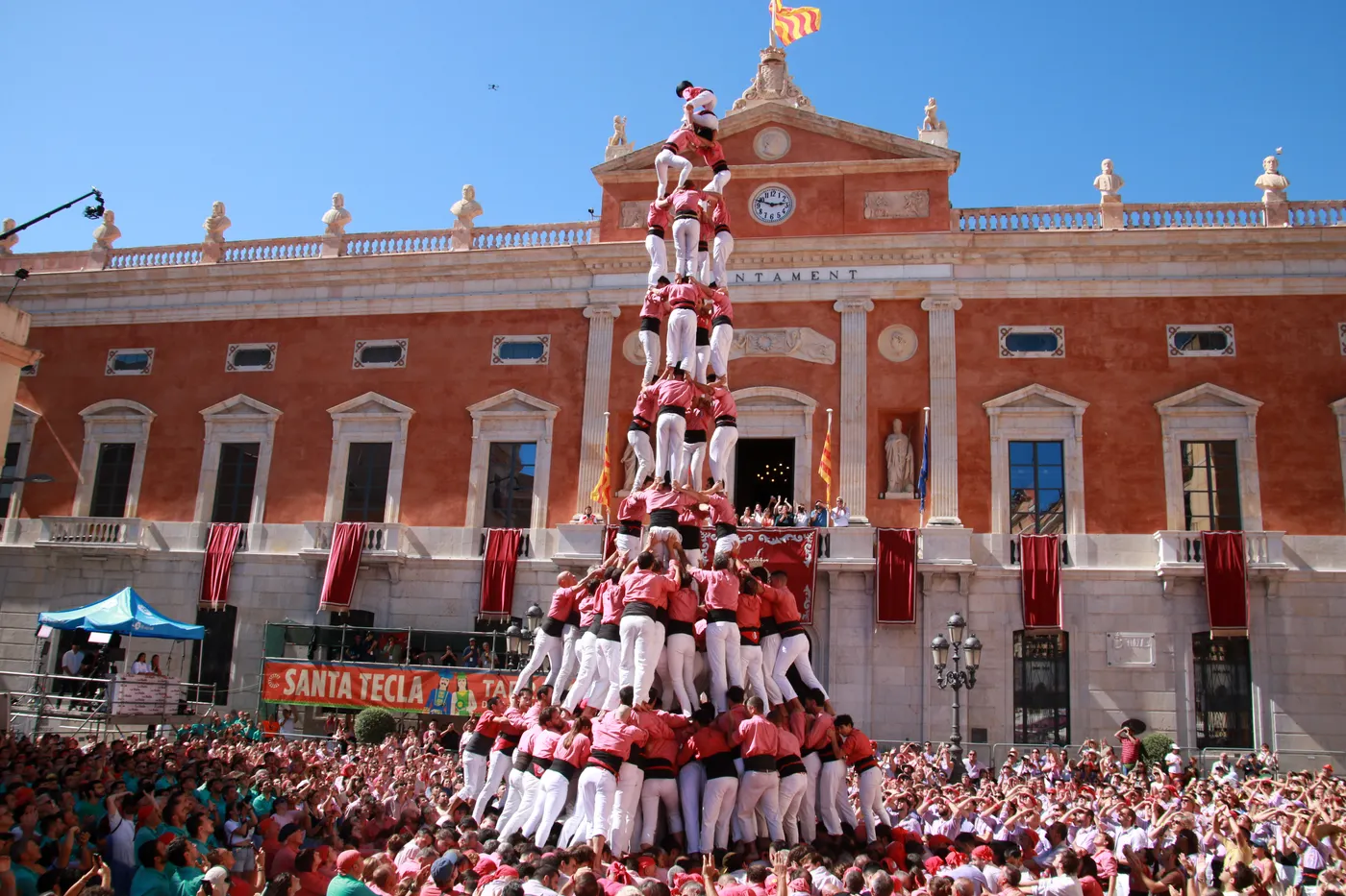 La Colla Vella carrega el 4de10 amb folre i manilles al primer diumenge de Festes
