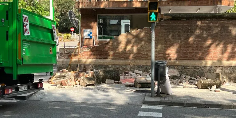 Un mort i una dona ferida greu a Barcelona per la caiguda d’un mur després que un camió de gran tonatge hi xoqués